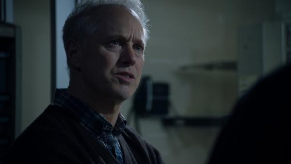 Bild 1 von 3: Durch einen bösartigen Code ist es Jonah Russell (Raphael Sbarge) gelungen, das gesamte Krankenhaus unter seine Kontrolle zu bringen. Das Leben jedes Patienten liegt in seiner Hand. Doch wie weit wird er gehen, um seiner Frau das Spenderherz zu beschaffen?