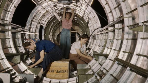 Bild 1 von 1: Die USA im Krieg: Arbeiterinnen installieren Bauteile und Gerätschaften im Rumpf eines B-17F-Bombers.
