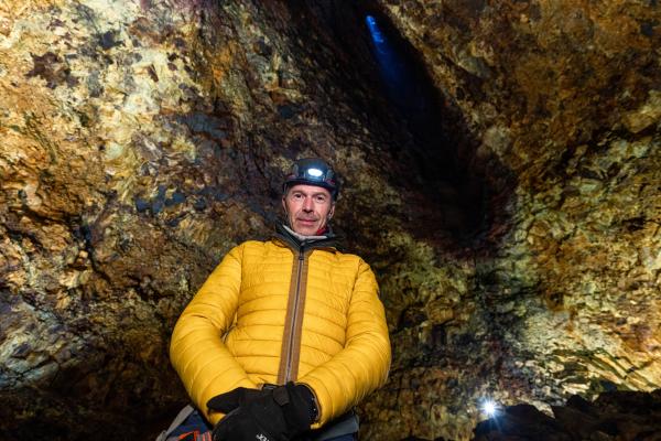Bild 1 von 12: Dirk Steffens ist auf Island 120 Meter tief in eine leergelaufene Vulkankammer gestiegen. Als der Vulkan ausbrach, lief die Kammer komplett leer und hinterließ eine einmalige Höhle aus buntem Vulkangestein.