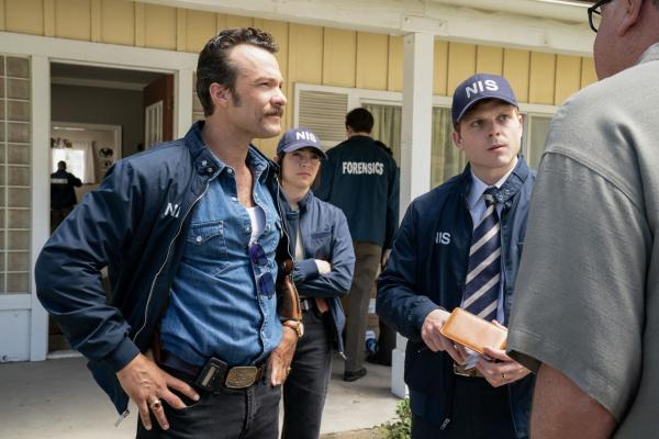 Bild 1 von 19: (v.l.n.r.) Special Agent Mike Franks (Kyle Schmid); Special Agent Lala Dominguez (Mariel Molino); Special Agent Bernard Randolf (Caleb Foote)