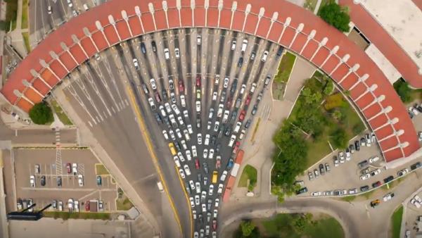 Bild 1 von 3: Diese Luftaufnahme zeigt die täglichen langen Autoschlangen an den US-amerikanischen Grenzübergängen.