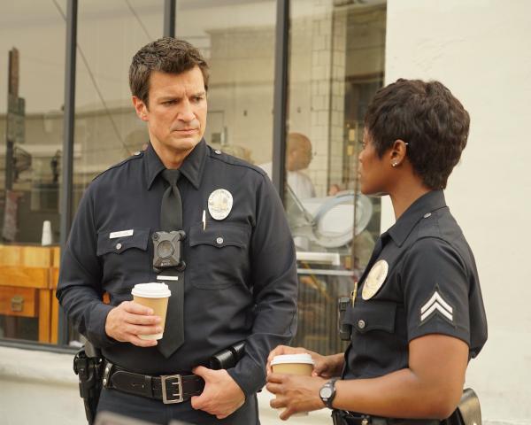 Bild 1 von 2: John Nolan (Nathan Fillion) und Talia Bishop (Afton Williamson) besprechen den letzten Einsatz.