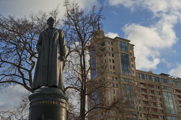 Bild 1 von 5: Feliks Dserschinski wurde 1917 erster Chef der geheimen Staatspolizei. Seine Statue stand zentral vor der Lubjanka, bis sie 1991 gestürzt wurde. Heute steht sie in neuem Glanz in einem Moskauer Park.