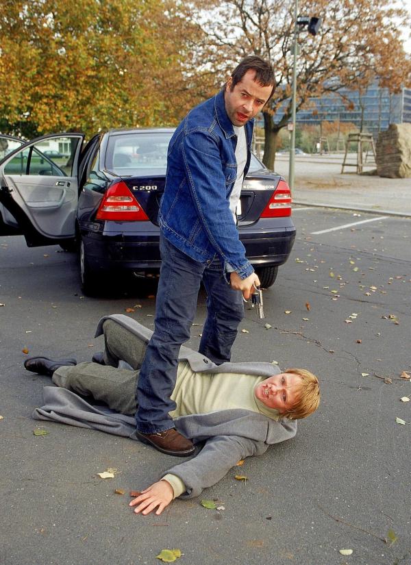Bild 1 von 1: Im Bild: Gudrun (Ruth Reinecke) versucht zu fliehen. Brandauer (Jan-Josef Liefers) bedroht sie mit der  Pistole.