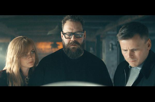 Bild 1 von 2: Das hat Marý (Hera Hilmar, li.) und Jónas (Ólafur Darri Ólafsson, Mi.) gerade noch gefehlt... eine Hygiene-Inspektion stellt das Restaurant auf den Kopf.