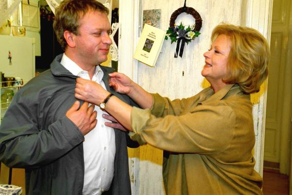 Bild 1 von 8: Im Bild: Reinhard Nowak (Burli), Marianne Mendt (Frau Viehweger).