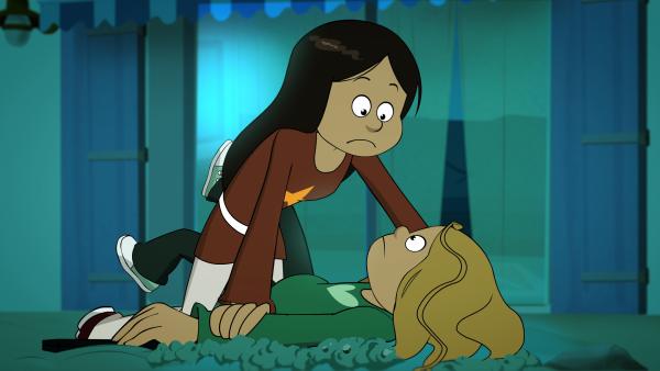 Bild 1 von 5: Wendy versucht Marine die DVD mit dem Gruselfilm wieder abzunehmen.