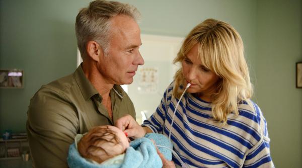 Bild 1 von 21: Nora Kaminski (Tanja Wedhorn) und Dr. David Mandel (Marco Girnth) kümmern sich um ihren Schützling in der Praxis.