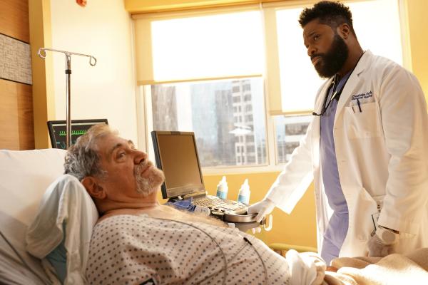 Bild 1 von 17: Simon Ortiz (Dan Lauria, l.); Dr. AJ Austin (Malcolm-Jamal Warner, r.)