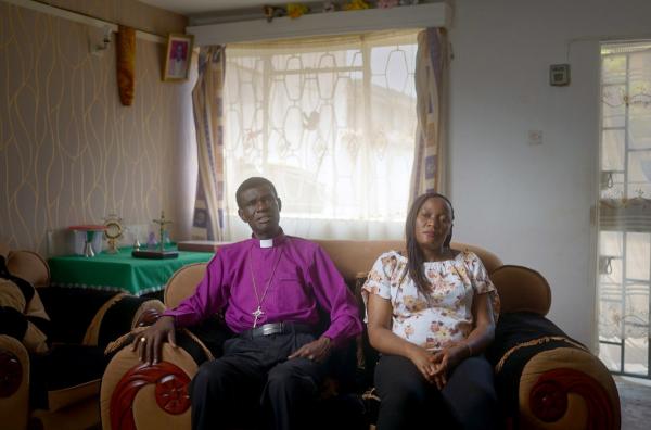 Bild 1 von 12: Jamba ist Bischof einer unabhängigen katholischen Gemeinde in Kenia und verheiratet mit seiner Frau Monica.