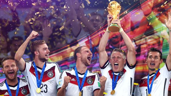 Bild 1 von 3: Sommermärchen 2014 - die deutsche Elf holt den WM-Titel, Deutschland heißt Flüchtlinge willkommen und der Terroranschlag auf den Berliner Weihnachtsmarkt sorgt für Entsetzen.