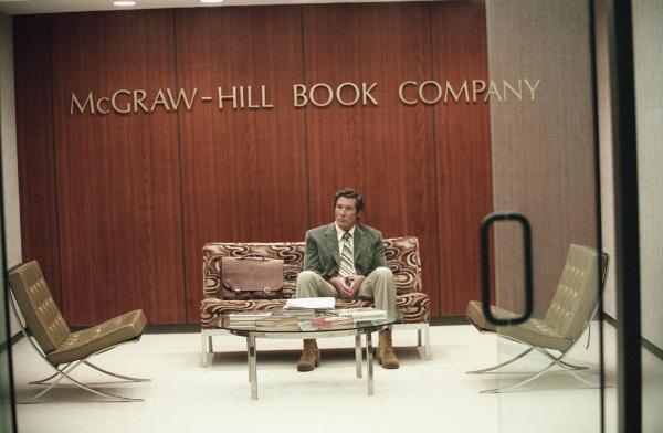 Bild 1 von 8: Der Schriftsteller Clifford Irving (Richard Gere) ist am, Boden zerstört, nachdem wieder einmal eines seiner Manuskripte abgelehnt wurde.