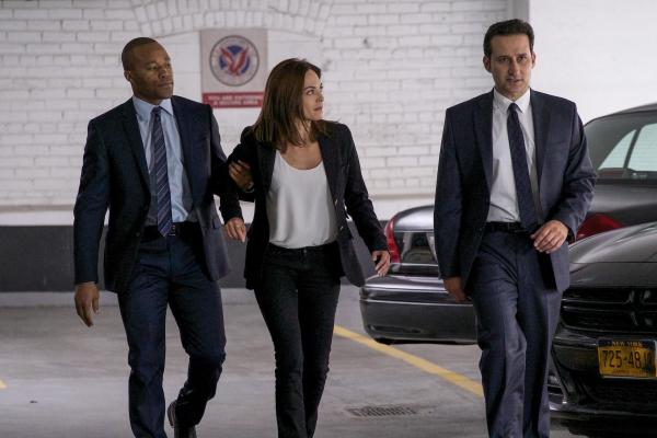 Bild 1 von 11: Während Vincent versucht, seinen ehemaligen Vorgesetzten Colonel Fuller des Mordversuchs an ihm zu überführen, wird Cat (Kristin Kreuk, M.) von den DHS-Agenten Trahn (Dwain Murphy, l.) und Murphy (Raoul Bhaneja, r.) festgehalten ...