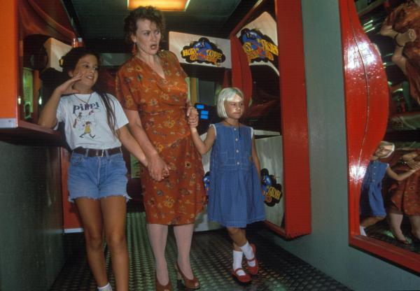 Bild 1 von 7: Im Bild: Lotte Kovarik (Alexandra Sommerfeld, mi.), ihre Tochter Barbara (Miriam Drews, li.) und Nichte Ines Kunz (Barbara Ringel, re.) besuchen das Lachkabinett.