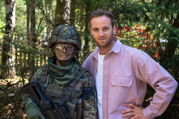 Bild 1 von 10: Psychologe Leon Windscheid (r.) trifft bei einer Bundeswehrübung auf Reservisten, um mit ihnen über ihre Beweggründe teilzunehmen zu sprechen.