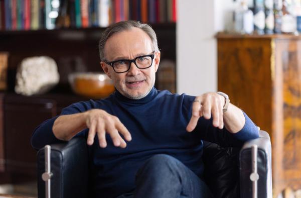 Bild 1 von 5: Dr. Seligstein (Thomas Reisinger) ist überzeugt: Seine Methoden machen Menschen glücklicher!