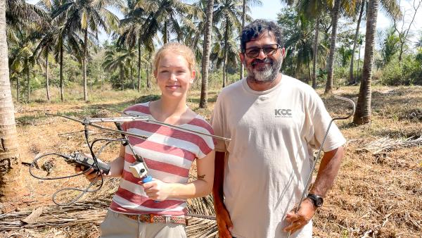 Bild 1 von 5: Nina und Schlangenforscher Gerry sind mit einer Peilantenne auf der Suche nach einer Kettenviper.