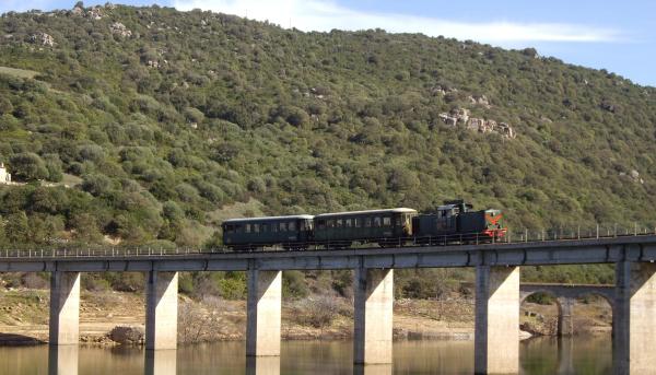 Bild 1 von 1: Trenino verde auf seiner Fahrt entlang des Lago del Liscia in der Gallura.