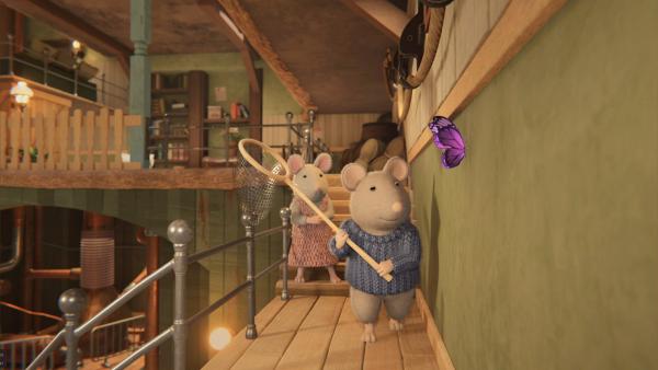 Bild 1 von 2: Sam (vorne rechts) und Julia (hinten links) wollen den Schmetterling einfangen, der sich ins Mäusehaus verirrt hat, um ihn dann draußen in die Freiheit zu entlassen.
© ZDF/Cielo Films/Caribara Production/SuperswissRed/M.A.R.K.13/ZDF Studios GmbH - Honorarfreie Verwendung gemäß AGB im redaktionellen Zusammenhang mit genannter Sendung bei Nennung \