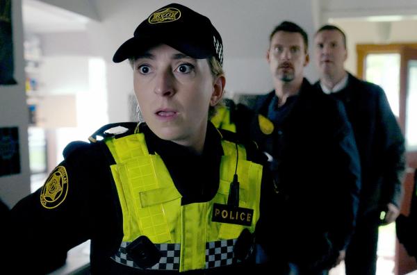 Bild 1 von 4: Ein weiteres Opfer wurde auf die gleiche Weise ermordet: Am Tatort finden Lína (Ebba Katrín Finnsdóttir), Huldar (Kolbeinn Arnbjörnsson) und Ríkki (Þorsteinn Bachmann, v.l.) entscheidende Spuren.