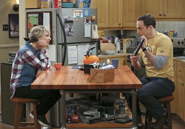 Bild 1 von 28: Darauf, dass es keine gute Idee war, bei Sheldon (Jim Parsons, r.) guten Rat zu suchen, kommt Penny (Kaley Cuoco, l.) zu spät ...
