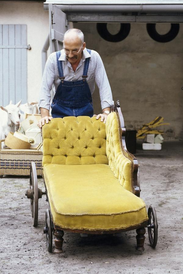 Bild 1 von 1: Peter (Peter Lustig) hat ein schönes, altes Sofa geschenkt bekommen. Um es besser transportieren zu können, legt er es auf zwei Achsen mit Rädern.