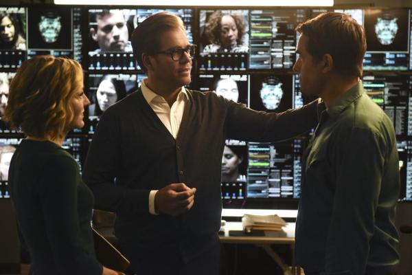 Bild 1 von 21: John Philips (Chris Beetem, r.) hatte bei einem tragischen Unfall, bei dem seine Frau Karen ums Leben kam, kaum Alkohol im Blut und ist nicht gerast. Was also veranlasst die Staatsanwaltschaft, dennoch gegen ihn wegen fahrlässiger Tötung zu prozessieren? Bull (Michael Weatherly, M.) und Marissa (Geneva Carr, l.) ermitteln ...