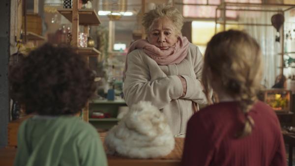 Bild 1 von 3: Frau Sanchez ist begeistert. Saïd und Anna haben ihre Pelzmütze gefunden.