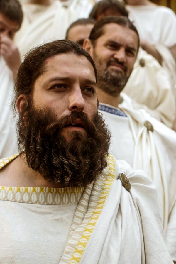 Bild 1 von 15: Um im antiken Athen ein Amt zu erhalten, mussten die Anwärter (Alexander Gerganov, l.) in der Vollversammlung schwören, dass sie sich gut um ihre Eltern kümmern.