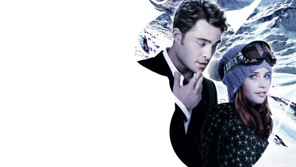 Bild 1 von 6: Die aus einfachen Verhältnissen stammende Engländerin Kim (Felicity Jones, r.) kommt als Saisonkraft ins alpine Ferienhaus der reichen Familie von Jonny (Ed Westwick, l.), wo sich die beiden nach anfänglichen Neckereien ineinander verlieben.