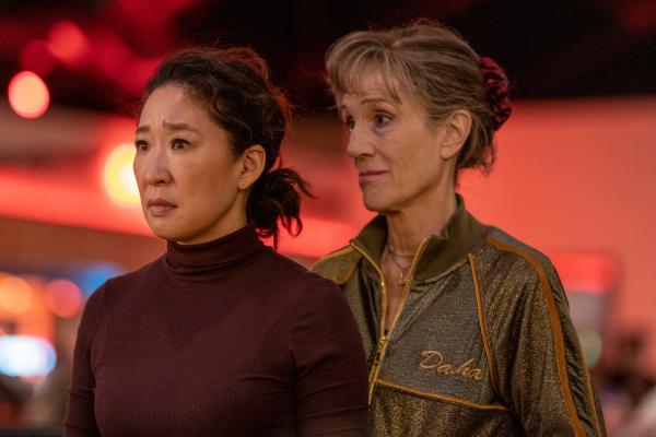 Bild 1 von 3: Eve (Sandra Oh, l.) hat ihren eigenen Verdacht, wer hinter dem Attentat in Polen steckt. Als sie sich entschließt, Dasha (Harriet Walter, r.) persönlich damit zu konfrontieren, begibt sie sich jedoch in große Gefahr.