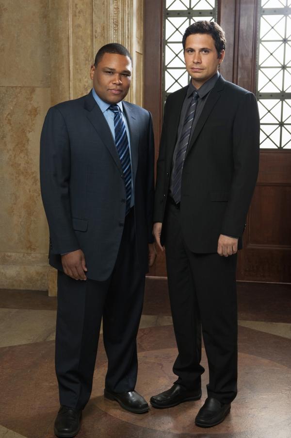 Bild 1 von 1: (l-r) Jeremy Sisto as Cyrus Lupo, Anthony Anderson as Detective Kevin Bernard -- NBC