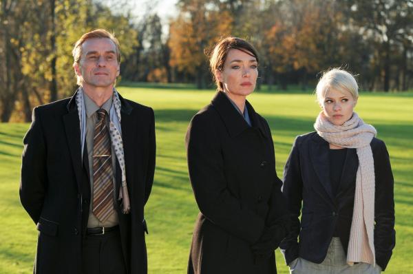 Bild 1 von 1: Im Bild: André M. Hennicke (Kurt), Aglaia Szyszkowitz (Vera), Mavie Hörbiger (Melli).