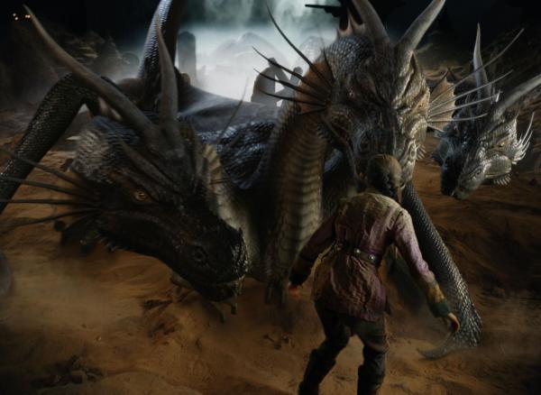 Bild 1 von 14: Kaiser Han fliegt in Drachenform zu seinem Grabmal und entführt Lin (Isabella Leong). Er will seine Armee wieder zum Leben erwecken.