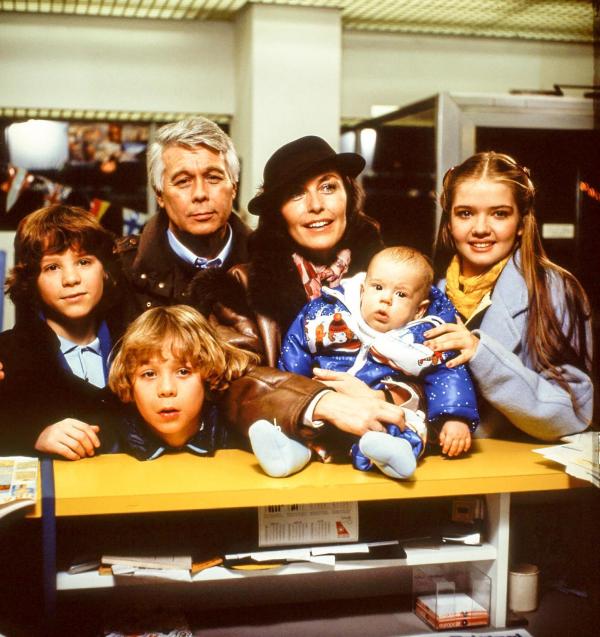 Bild 1 von 4: Im Bild: Timmo Niesner (Markus), Tarek Helmy (Tom), Peter Weck (Werner Schumann), Thekla Carola Wied (Angi), Baby P. Podding, Julia Biedermann (Tanja).