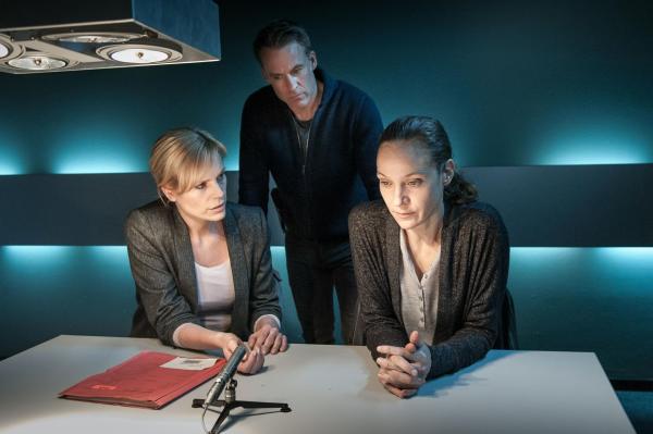 Bild 1 von 5: (v.l.n.r.) Ina Zimmermann (Melanie Marschke); Jan Maybach (Marco Girnth); Carola Müller (Jeanette Hain)