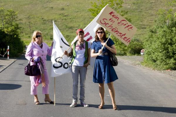 Bild 1 von 18: Noch verstehen Julia (Elena Uhlig, r.), Birgit (Petra Kleinert, l.) und Yvonne (Liane Forestieri, M.) nicht, warum ihre Freundinnen nicht zu dem vereinbarten \