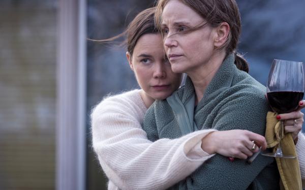 Bild 1 von 5: Die Halbschwesterrn Kattis (Hedda Stiernstedt, l.) und Iris (Sofia Helin, r.) verstehen sich gut, obwohl sie sehr unterschiedliche Persönlichkeiten sind.