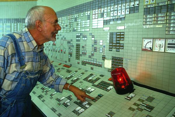 Bild 1 von 5: Peter (Peter Lustig) interessiert sich für die Schalttafel im Kraftwerk. Upps, hat er etwa den Stromausfall in Bärstadt ausgelöst?
