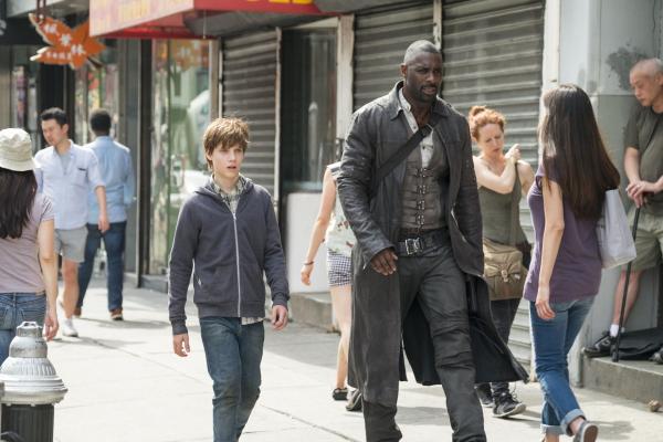Bild 1 von 4: Jake (Tom Taylor, l.); Roland Deschain (Idris Elba, r.)