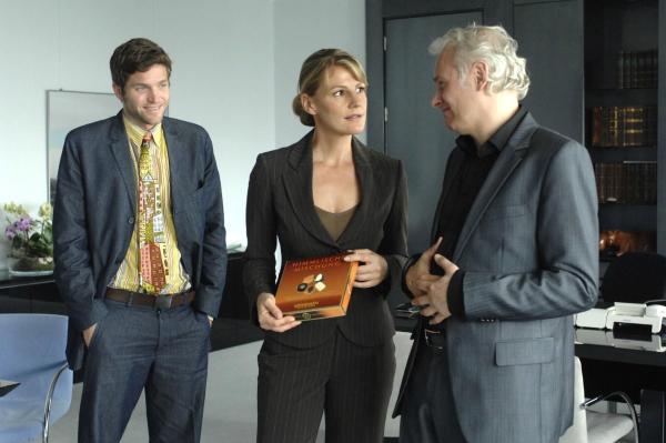 Bild 1 von 15: Katharina (Sophie Schütt, M.) erkennt, dass ihr Chef (Herbert Fritsch, r.) und sein Assistent Heiko (Peter Ketnath, l.) kein Interesse an der Schokoladenfirma haben und diese nur weiterverkaufen wollen...