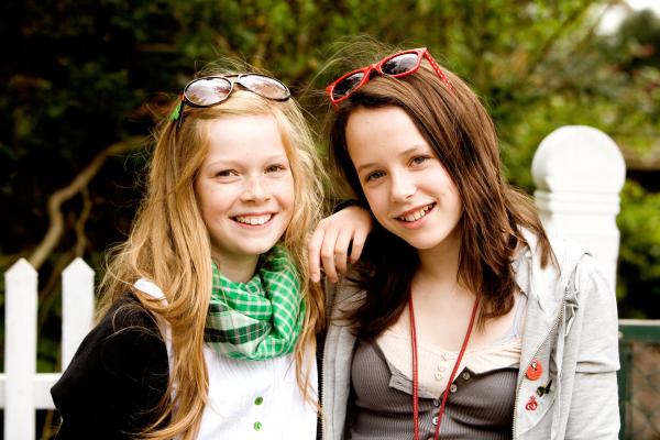 Bild 1 von 5: Karla (Elena Arndt-Jensen, links) und Katrine (Nanna Finding, rechts) sind beste Freundinnen, doch ihre Freundschaft wird auf eine harte Probe gestellt.