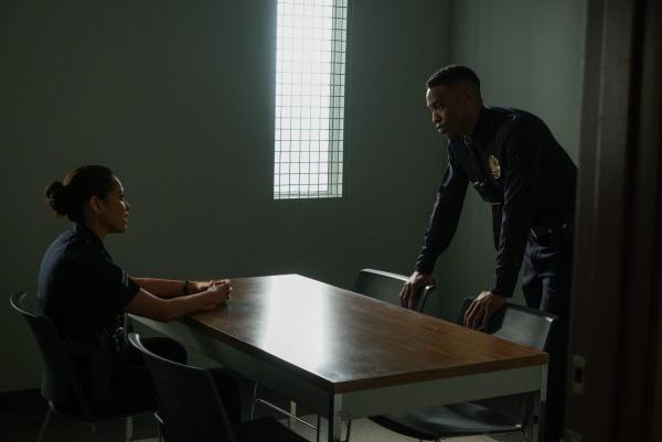 Bild 1 von 4: Angela Lopez (Alyssa Diaz) und ihr Rookie Jackson West (Titus Makin Jr.) unterhalten sich im Verhörraum.