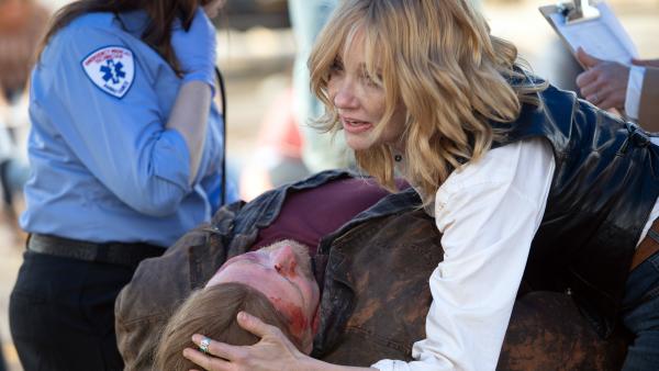 Bild 1 von 5: Tammy (Anne Heche) kümmert sich um Verletzte