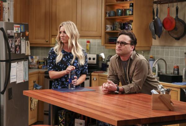 Bild 1 von 20: Sind nicht gerade angetan von Sheldon und Amys Umgestaltungsmaßnahmen: Penny (Kaley Cuoco, l.) und Leonard (Johnny Galecki, r.). Wird das der letzte Mitbewohner-Konflikt zwischen den Streithähnen?