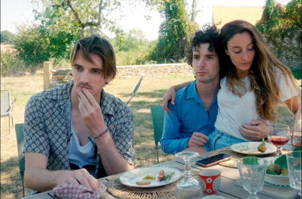 Bild 1 von 3: Beim gemeinsamen Essen im Garten lauschen Ivan (Édouard Sulpice), Noé (Félix Loizillon) und Irène (Clémence Vidal, v. l.) ganz aufmerksam den Erzählungen von Marie.