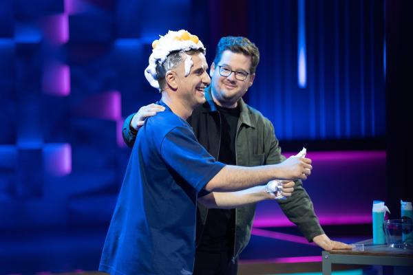 Bild 1 von 10: Özcan Cosar (l.); Chris Tall (r.)