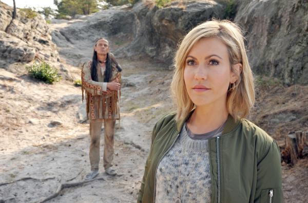 Bild 1 von 1: Klara Degen (Wolke Hegenbarth, rechts) trifft in der Harzer Wildnis den Schamanen Adahy (Till Kretzschmar), der sie auf eine neue Spur bringt.