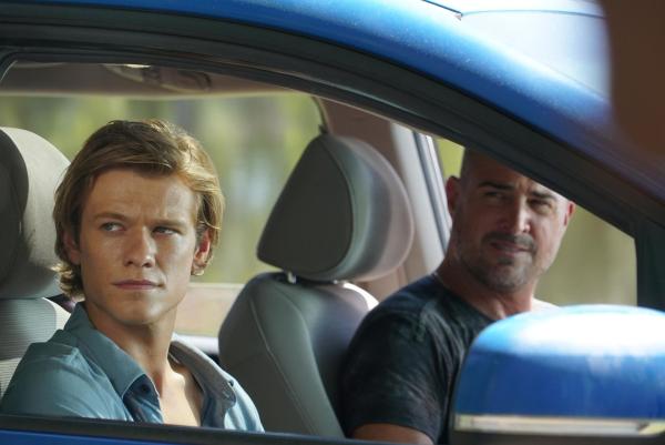Bild 1 von 11: MacGyver (Lucas Till, l.); Jack Dalton (George Eads, r.)