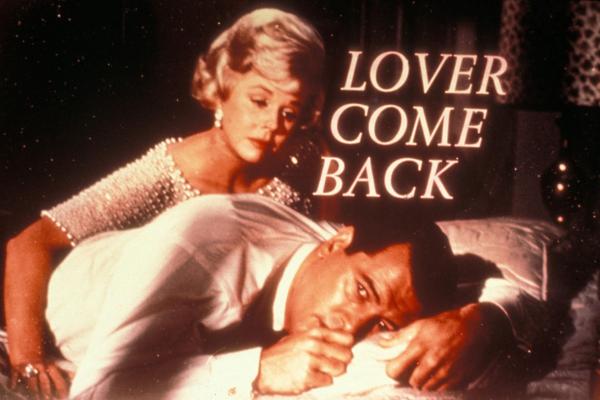 Bild 1 von 7: Die attraktive Carol (Doris Day, l.) tröstet Jerry Webster (Rock Hudson, r.), denn sie hat keine Ahnung, dass der eigentlich ihr Konkurrent ist ...